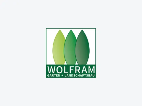 Das Logo von GaLaBau Wolfram auf Fahrzeug oder Bauschild